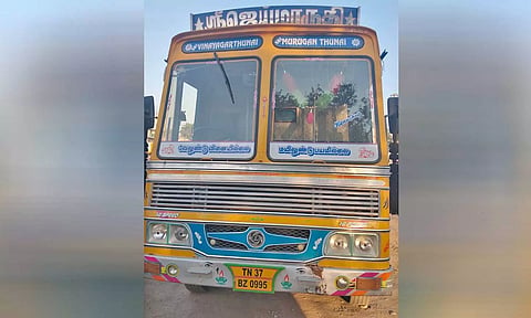 உடுமலையில் கிராவல் மண் கடத்தலில் ஈடுபட்ட லாரி பறிமுதல்