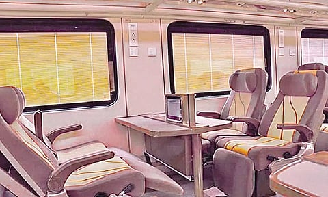 தேஜஸ் எக்ஸ்பிரஸ் ரெயிலின் உட்புற தோற்றம்.