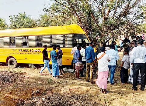 மரத்தில் மோதி நிற்கும் பள்ளி வாகனம். 
