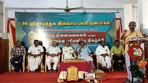 முன்னாள் மாணவர்கள் சந்திப்பு நிகழ்ச்சி நடந்த போது எடுத்த படம்.