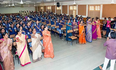 நிகழ்ச்சியில் பங்கேற்ற மாணவர்களை படத்தில் காணலாம்.