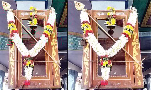 ஆண்டவன் உத்தரவு பெட்டியில் வேல் வைத்து பூஜிக்கப்படுவதை படத்தில் காணலாம்.