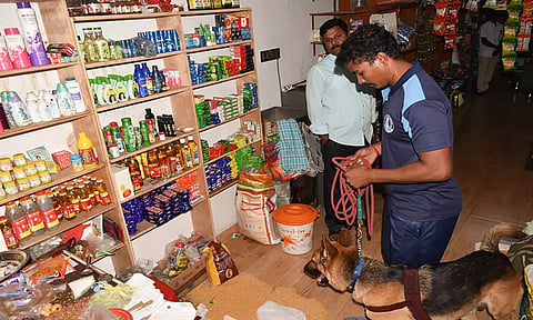 கடலூர் அருகே வசந்தரம்பாளையம் திருட்டு நடந்த மளிகை கடையில் மோப்பநாய் உதவியுடன் கைரேகை நிபுணர்கள் சோதனையில் ஈடுபட்டனர்.