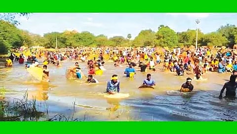 கண்மாய்க்குள் இறங்கி மீன்பிடித்த கிராம மக்கள்.