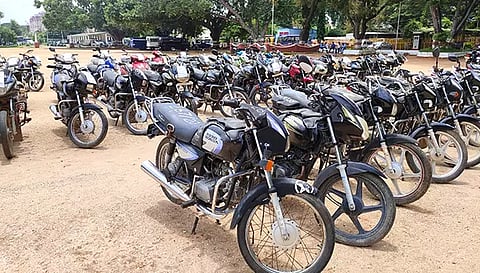 சேலம் மாவட்டத்தில் மதுவிலக்கு வழக்குகளில் பறிமுதல் செய்யப்பட்ட வாகனங்கள் ஏலம்