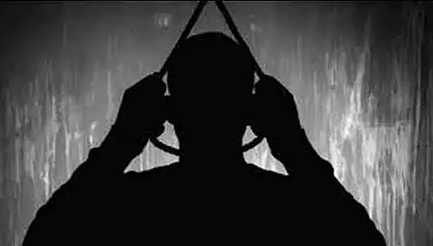 வட மாநில வாலிபர் தூக்கு போட்டு தற்கொலை