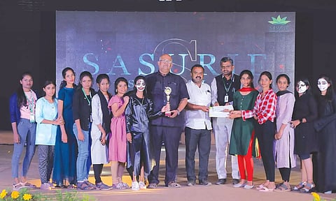 விஜயமங்கலம் சசூரி கல்லூரியில் கலைப்போட்டிகள் - வெற்றி பெற்ற மாணவர்களுக்கு பரிசு