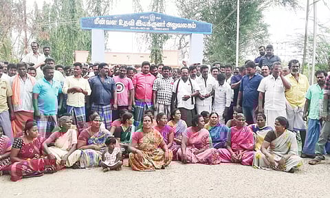 மீன்வள உதவி இயக்குனர் அலுவலகம் முன்பு போராட்டத்தில் ஈடுபட்ட மீனவர்கள்.