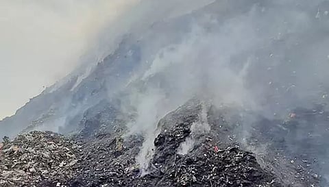 வலம்புரிவிளை குப்பை கிடங்கில் 2-வது நாளாக தீயை அணைக்க வீரர்கள் போராட்டம்- பொதுமக்கள் கடும் அவதி