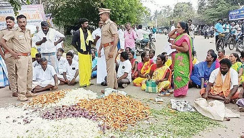ஆலங்குடி அருகே கோவிலுக்கு பால்குடம் எடுப்பதில் இருதரப்பினர் மோதல்: காய்கறிகளை சாலையில் கொட்டி திடீர் மறியல்