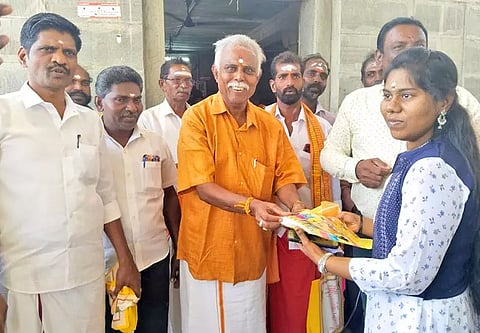 யாகத்தில் கலந்து கொண்ட மாணவிகளுக்கு கல்வி உபகரணங்கள் வழங்கிய காட்சி.