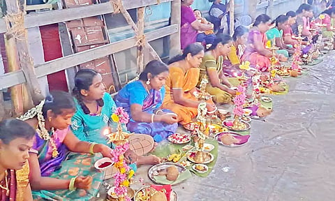 குத்துவிளக்கு பூஜை நடந்தது.