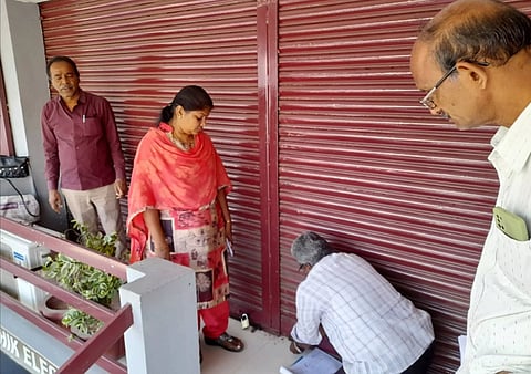 வரி கட்டாத கடைகளுக்கு சீல்