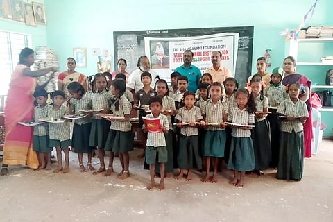 கல்வி உபகரணங்கள் வழங்கும் விழா