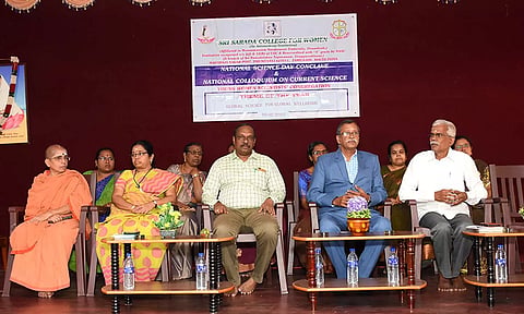 நிகழ்ச்சியில் பங்கேற்றவர்களை படத்தில் காணலாம்.