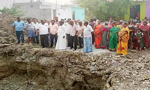 குடியாத்தம் அருகே செல்போன் டவர் அமைக்க கிராம மக்கள் எதிர்ப்பு தெரிவித்த காட்சி.
