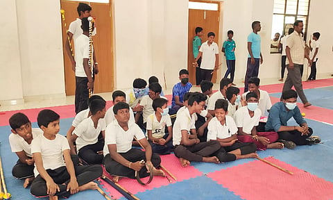 கடலூர் அண்ணா விளையாட்டு அரங்கில் முதலமைச்சர் கோப்பைக்கான விளையாட்டு போட்டியில் சிலம்பம் போட்டி நடத்துவதில் வாக்குவாதத்தில் ஈடுபட்ட மாணவர்கள் தரையில் அமர்ந்து தர்ணா போராட்டம் நடத்திய காட்சி.
