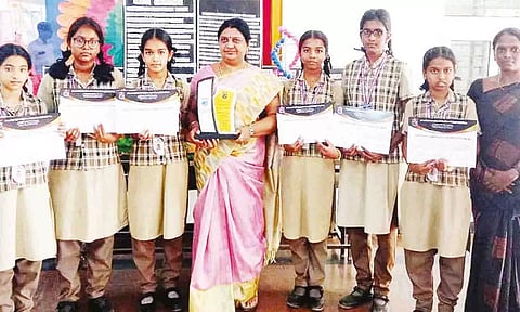 பரிசு பெற்ற மாணவிகளை படத்தில் காணலாம்.