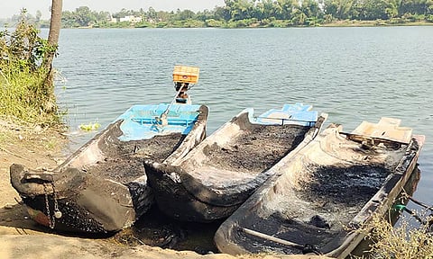 தென்பெண்ணை ஆற்றில் நிறுத்தி வைக்கப்பட்டிருந்த 3 படகுகளுக்கு மர்ம நபர்கள் தீவைப்பு- போலீஸ் விசாரணை