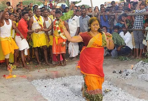 பத்ரகாளியம்மன் கோவில் தீ மிதி திருவிழா