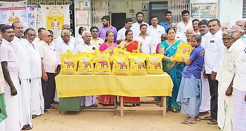 தூய்மை பணியாளர்களுக்கு நலத்திட்ட உதவிகளை பேரூராட்சி தலைவர் மணிமேகலை ஆனந்த் வழங்கிய காட்சி.