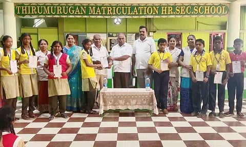 பயிற்சி முடித்த மாணவ மாணவிகளுக்கு சான்றிதழ் மற்றும் பரிசுகள் வழங்கி பாராட்டிய காட்சி.