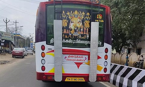 தனியார் டவுன் பஸ்சில் உள்ள ஏணிகள் இரும்பு தடுப்பு கொண்டு அடைக்கப்பட்டுள்ளது.