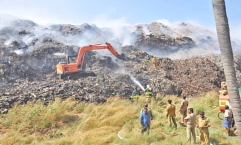 வலம்புரிவிளை குப்பை கிடங்கில் ஏற்பட்டுள்ள புகை மண்டலம்.