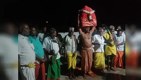 கோவில் திருவிழாவிற்கு சேர்வை கட்டி வீடு, வீடாக சென்று அழைப்பு விடுக்கும் காட்சி.