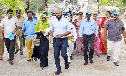 விழிப்புணர்வு பேரணியில் பங்கேற்ற மாவட்ட கலெக்டர் ஜானிடாம் வர்கீஸ் மற்றும் அதிகாரிகள்.