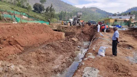 கோத்தகிரி அருகே நீரோடையை தூர்வாரி தடுப்பு சுவர் கட்டும் பணி தீவிரம்