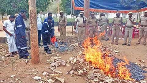  தீத்தடுப்பு பயிற்சி முகாம் நடந்தபோது எடுத்த படம்.