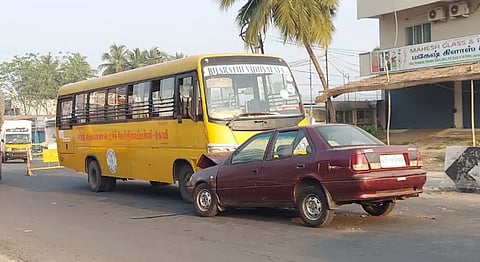 கார்-வேன் மோதி விபத்து; 3 பேர் தப்பினர்