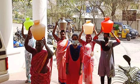 தாசில்தார் அலுவலகம் முன்பு பெண்கள் காலி குடங்களுடன் முற்றுகையிட்ட காட்சி.