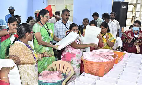 12-வது சுற்று வாக்கு எண்ணிக்கை நிறைவு: 75 பேர் டெபாசிட் இழப்பு