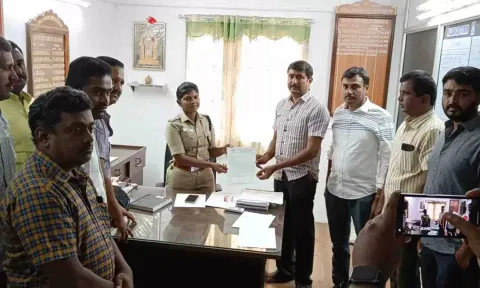  போலீஸ் சூப்பிரண்ட் சவுமியாவிடம் மனு அளித்த காட்சி.