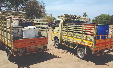 சிறைபிடிக்கப்பட்ட வாகனங்களை படத்தில் காணலாம்.