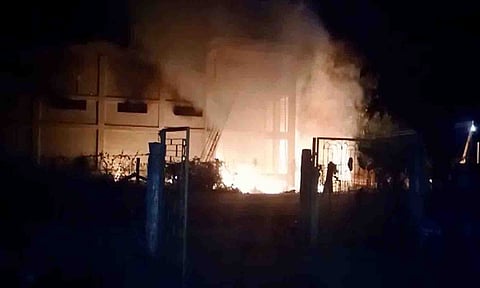 நூல் மில்லில் கொளுந்து விட்டு எரியும் தீயை படத்தில் காணலாம்.