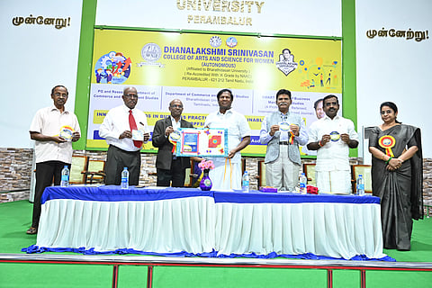 புத்தகங்களை நண்பர்களாக்கினால் உயர்ந்த நிலையை அடையலாம்-தனலட்சுமி சீனிவாசன் கல்லூரி விழாவில் பல்கலைக்கழக வேந்தர் செல்வம் பேச்சு