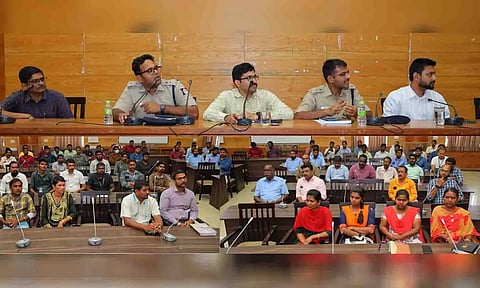 தொழிலாளா் பாதுகாப்பு குறித்து தொழிற்ச்சாலை மேலாளர்களுடன் ஆலோசனை கூட்டம் நடைபெற்ற காட்சி.