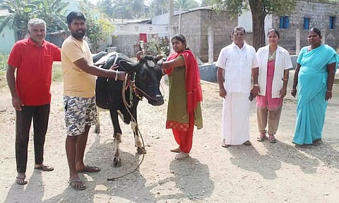 முகாமை சாமளாபுரம் பேரூராட்சி மன்றத்தலைவர் விநாயகாபழனிச்சாமி பார்வையிட்ட காட்சி. 
