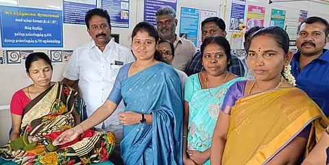 ராஜபாளையம் அரசு ஆஸ்பத்திரியில் பிறந்த ஒரு குழந்தைக்கு தங்கபாண்டியன் எம்.எல்.ஏ., நகர்மன்றத்தலைவர் பவித்ரா ஷியாம் ராஜா ஆகியோர் தங்கமோதிரம் வழங்கியபோது எடுத்த படம். 