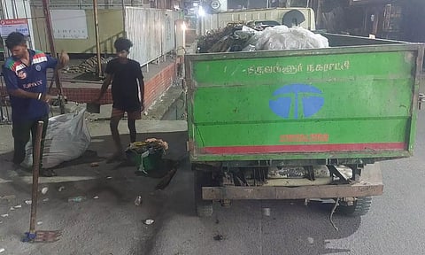 போக்குவரத்து நெரிசலான சாலையில் இரவு நேரத்தில் குப்பை அகற்றும் பணி- பொதுமக்கள் வரவேற்பு