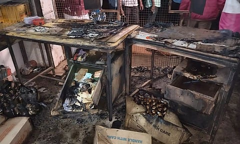 பெட்ரோல் குண்டு வீச்சில் முழுவதும் எரிந்து சேதமாகியுள்ள டாஸ்மாக் கடை.