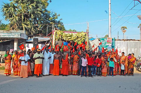 காணியாளன்பதியில் இருந்து திருச்செந்தூருக்கு ஊர்வலம் தொடங்கியபோது எடுத்த படம்