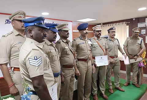 ராமநாதபுரம், சிவகங்கை மாவட்டங்களில் சிறப்பாக பணியாற்றிய போலீசாருக்கு டி.ஜி.பி. சைலேந்திரபாபு சான்றிதழ் வெகுமதி வழங்கி பாராட்டினார். 