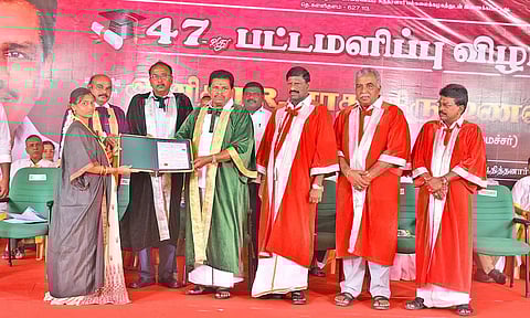 பட்டமளிப்பு விழா நடந்த போது எடுதத படம்