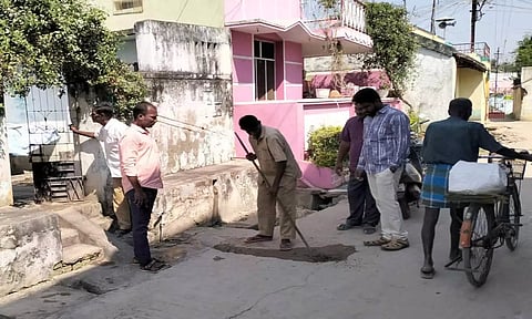 வரி செலுத்தாத வீடுகளுக்கு செல்லும் குடிநீர் குழாய்களை அகற்றிய போது எடுத்த படம்.