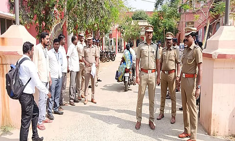 கடலூர் நீதிமன்றத்தில் போலீசார் துணை போலீஸ் சூப்பிரண்டு கரிகால் பாரிசங்கர் தலைமையில் போலீசார் பாதுகாப்புப் பணியில் ஈடுபட்டுள்ளனர்