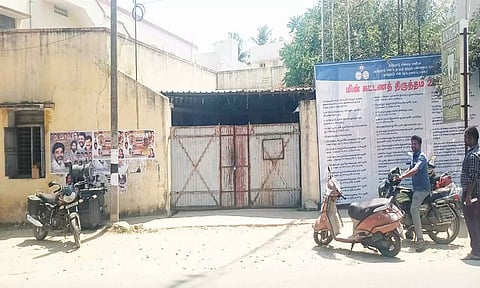 காட்பாடியில் உள்ள மின்வாரிய அலுவலகம் பூட்டப்பட்டுள்ள காட்சி.